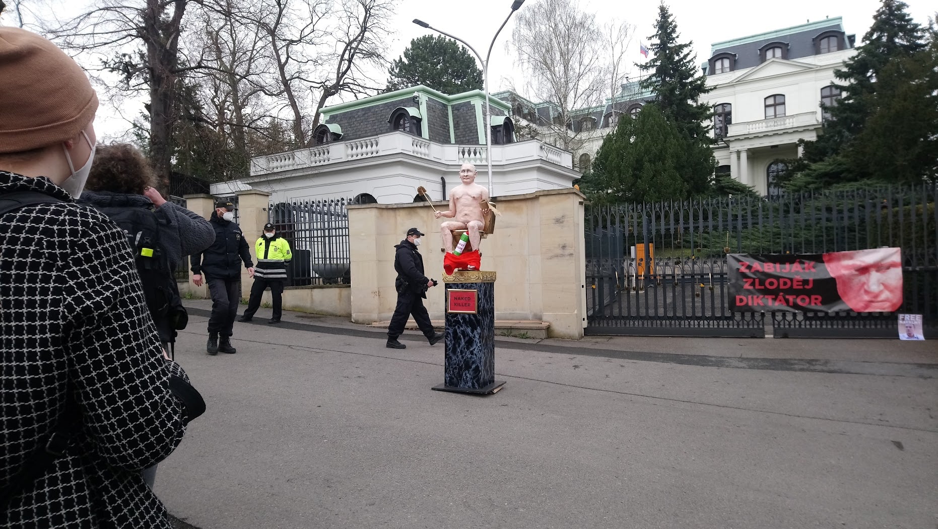 памятник путину в чехии перед посольством фото