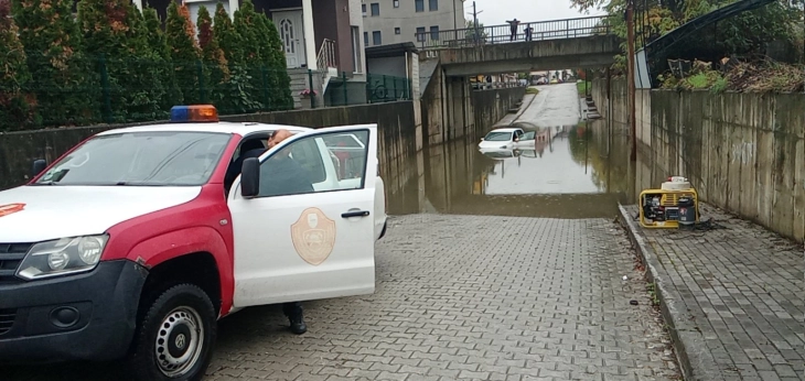 Интензивни врнежи од дожд во Полошкиот регион: Вода на улиците, службите на терен!