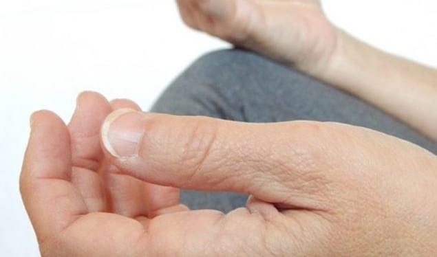 Një mjek paralajmëron për një simptomë të pazakontë në gishta që nuk duhet të injorohet