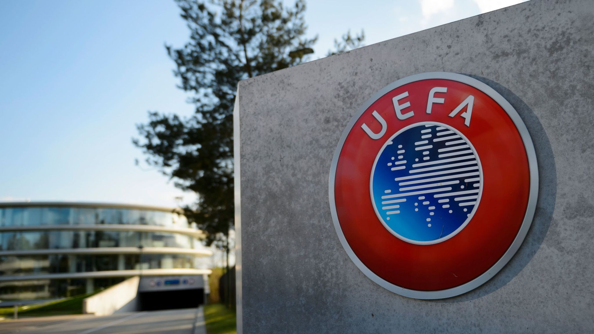 Raporti i UEFA s  tifozët në Shqipëri prekin fundin