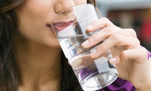Konsumimi i tepërt i ujit mund të jetë i dëmshëm për trupin