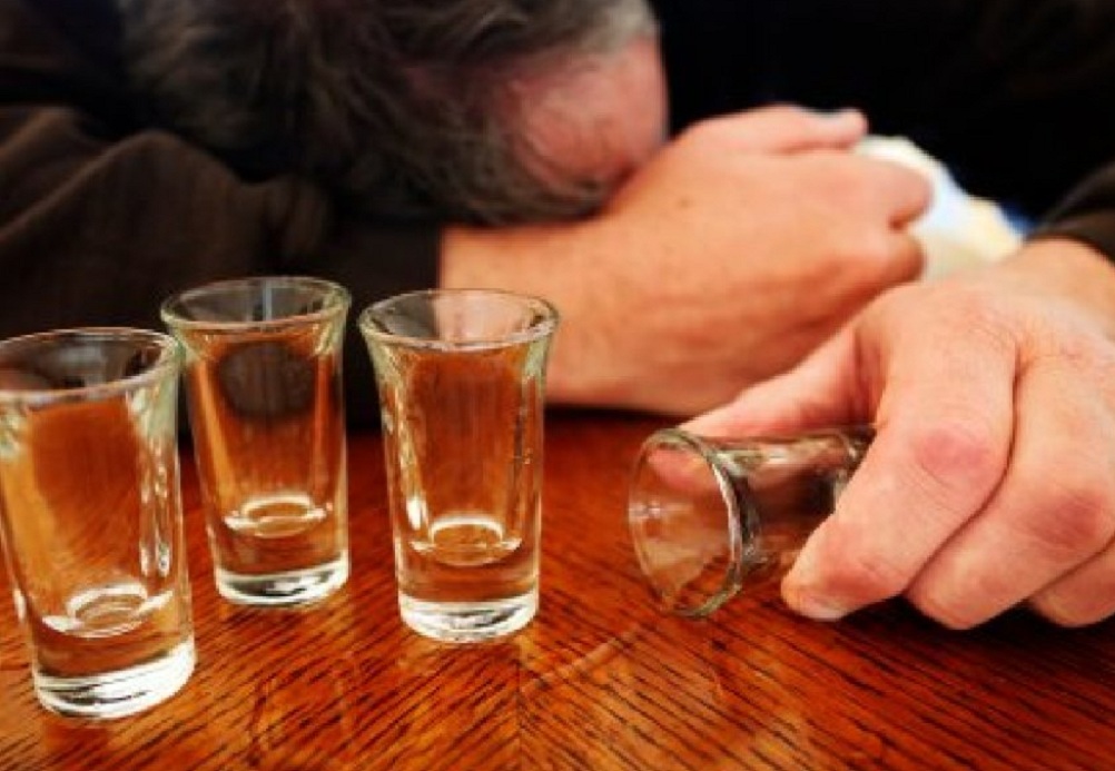 Një neurolog këshillon se në cilën moshë duhet të ndaloni plotësisht alkoolin