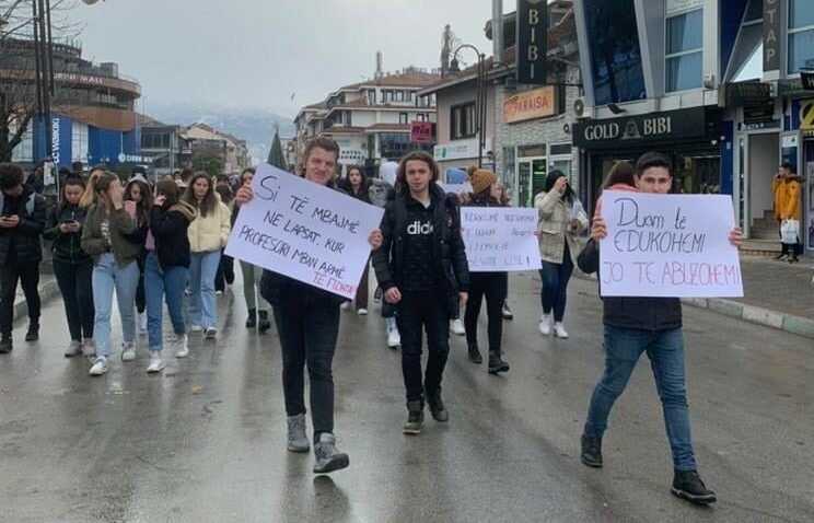 U godit me boks hekuri nga profesori – Protestojnë nxënësit në Strugë ...