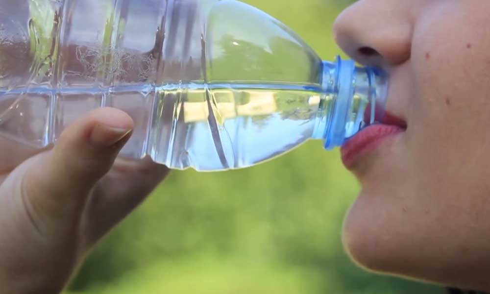 Mos pini kurrë ujë nga një shishe plastike, veçanërisht në verë (VIDEO)