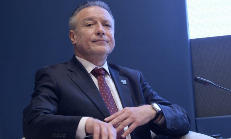 branko-crvenkovski-shkaktoi-reagime-ne-publik-pasi-ne-rrjetet-sociale-u-shfaqen-fotografi-te-tij-ne-shoqerine-e-anetareve-te-vmro-dpmne-se-dhe-znam-it