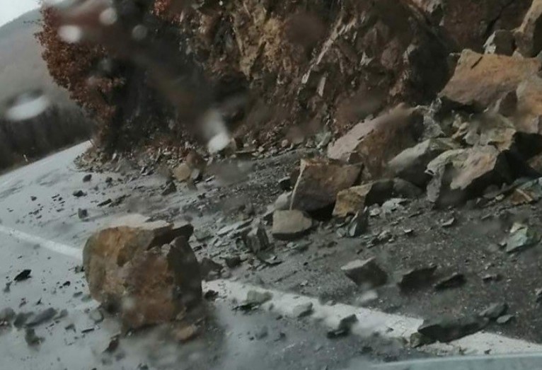 Rrëshqitje dheu në rrugën Katlanovë Veles  qarkullimi në një korsi