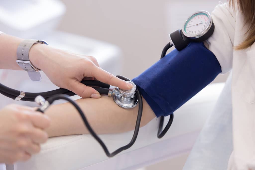 Cila është mënyra më e shpejtë pa ilaçe për të ulur presionin e lartë të gjakut?