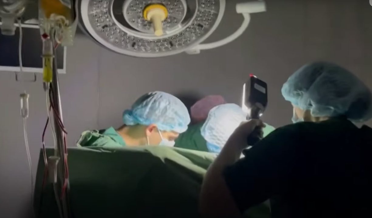 37 vjeçarja ndërron jetë pas ndërhyrjes kirurgjike  familjarët dyshojnë për gabim mjekësor