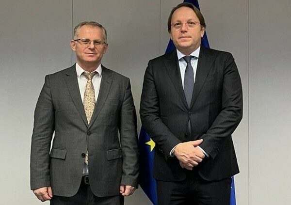 Varhelyi takon Bislimin  Diskutuam për aplikimin e Kosovës për anëtarësim në BE
