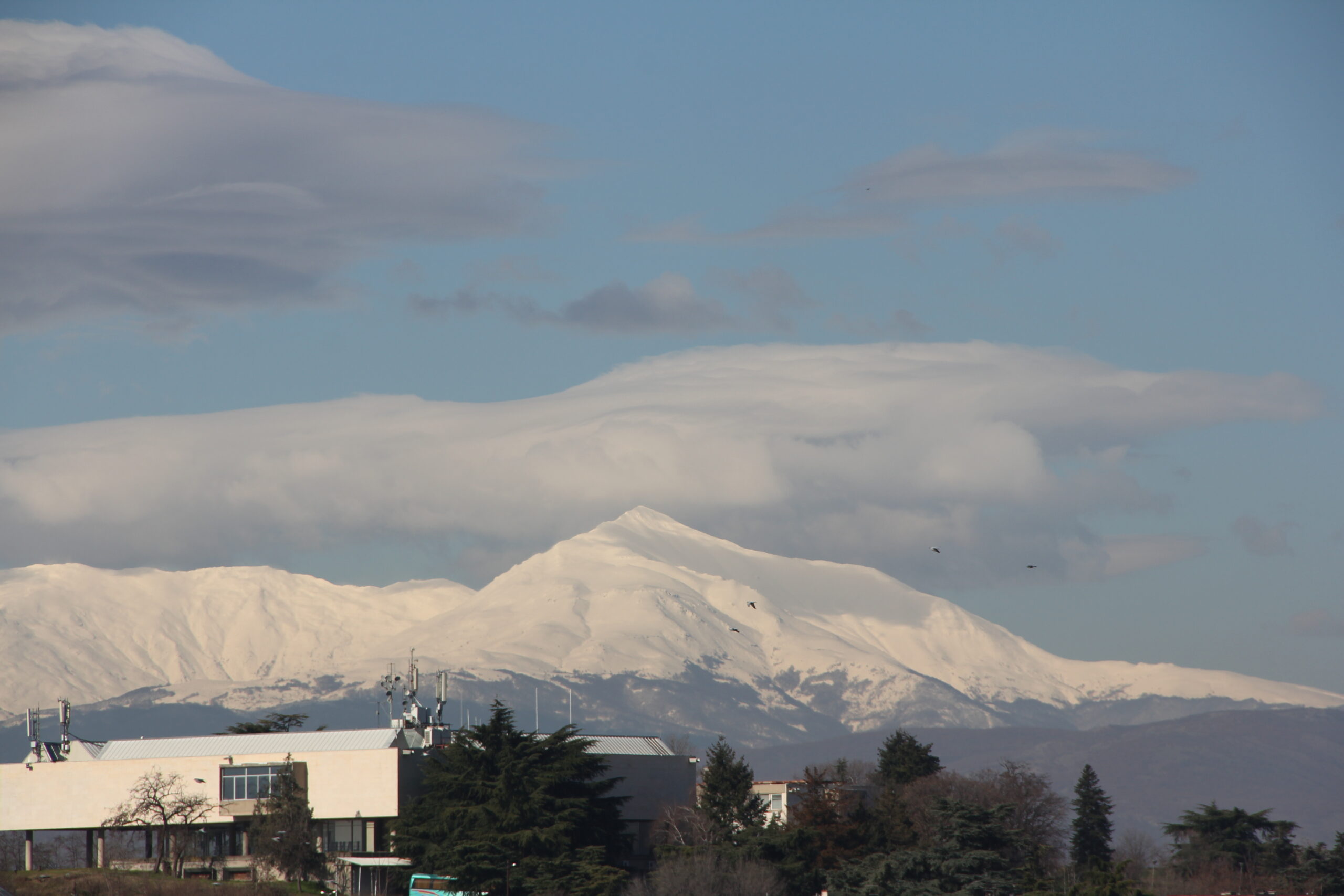 Nesër mot me vranësira të ndryshueshme dhe periudha me diell