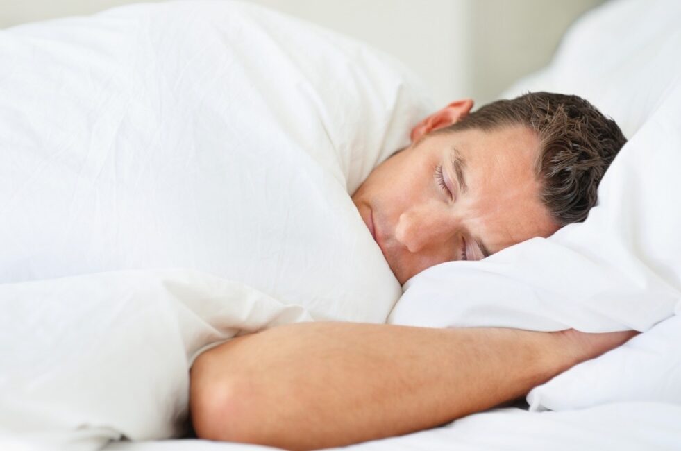 Çfarë i bën trupit qëndrimi zgjuar natën dhe gjumi gjatë gjithë ditës?