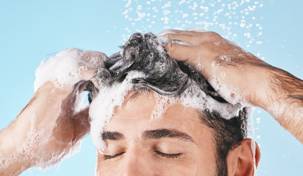 Mos e teproni: Sa shpesh duhet t’i lani flokët?