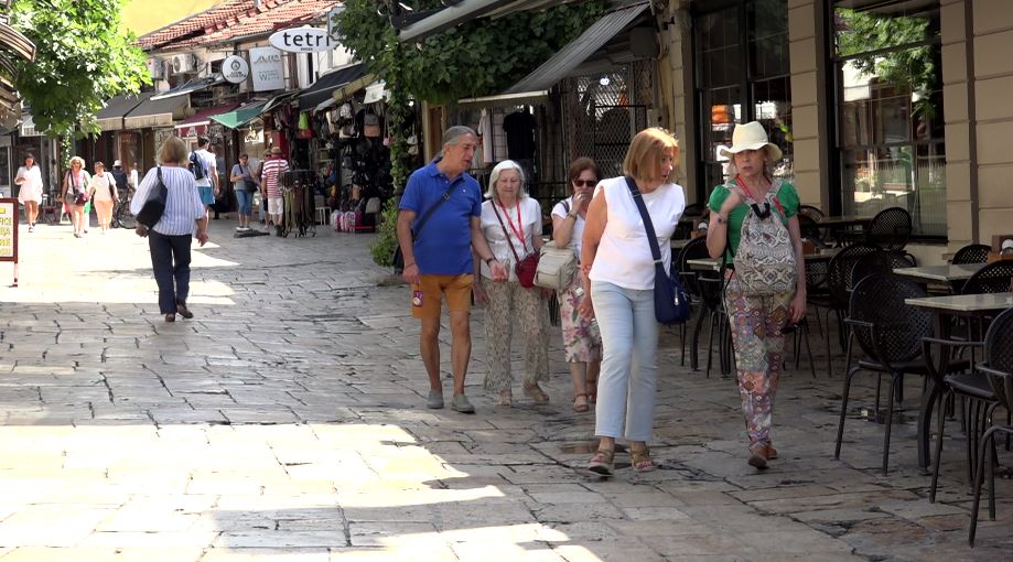 Mungesa e tualeteve publike në Çarshi  qytetarët duhet të pijnë diqka për të shfrytëzuar tualetet e lokaleve