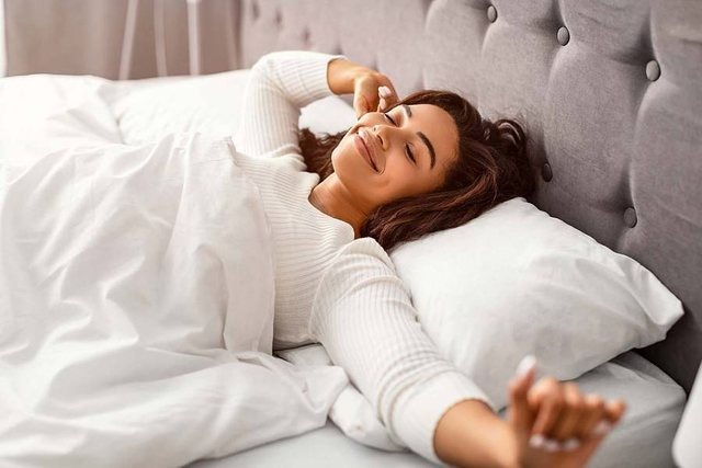 4 zakone të thjeshta që ju ndihmojnë të zgjoheni më herët