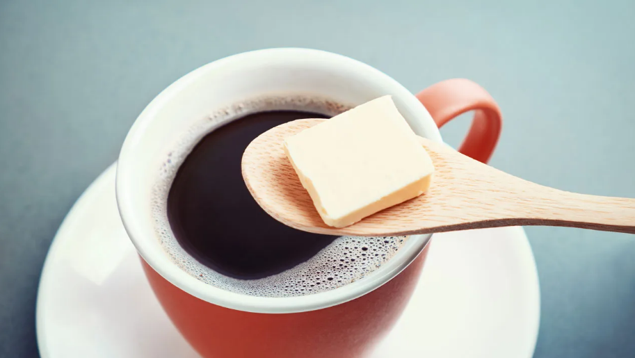 Zbuloni sa sheqer duhet të shtoni në kafe, kjo është sasia ditore e rekomanduar nga OBSH!