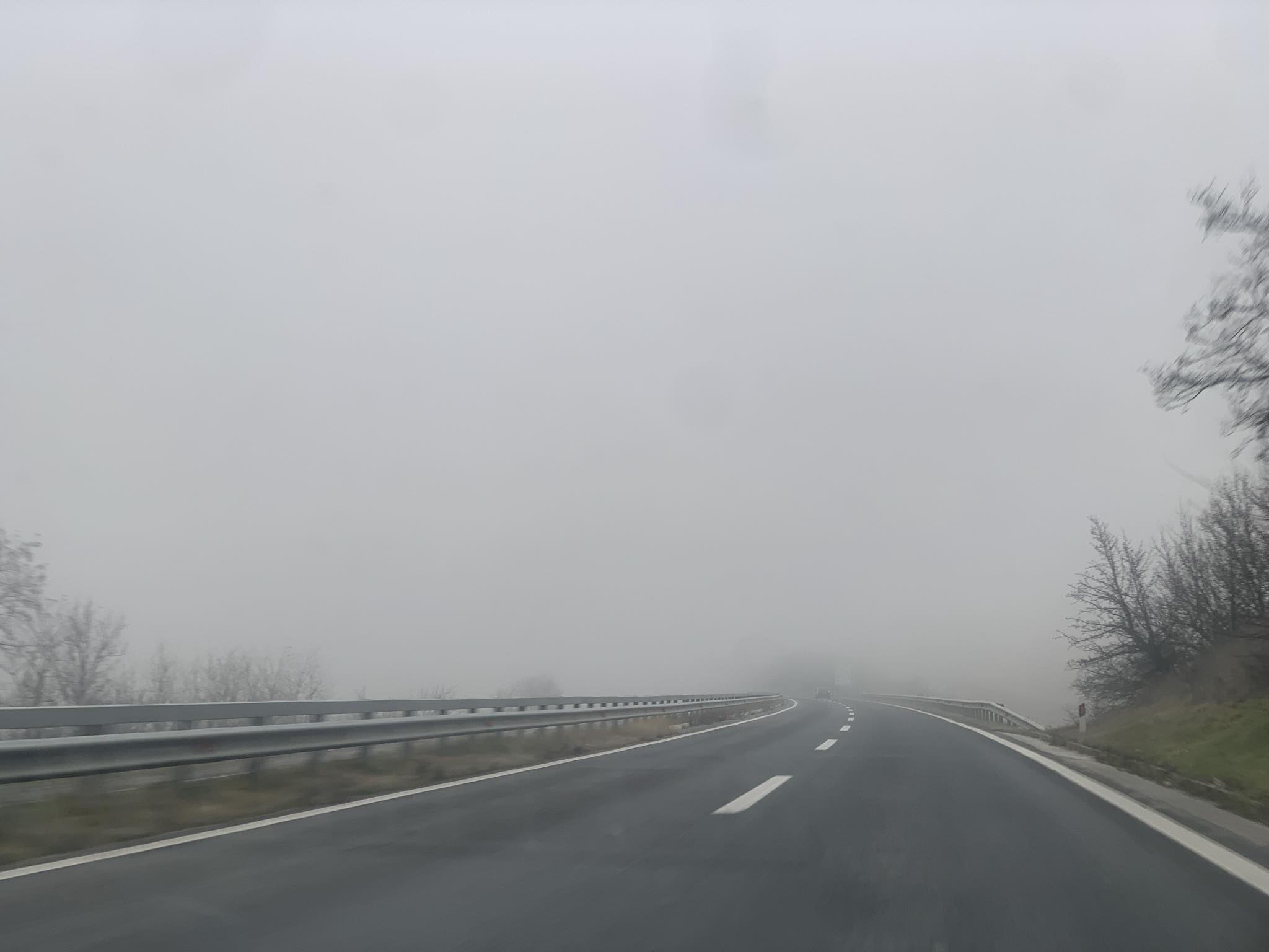 Dukshmëri e reduktuar për shkak të mjegullës në qafat malore të Gjavatos dhe Presekës