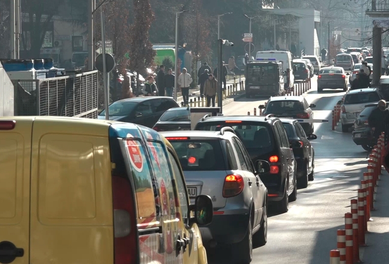 Në Qendrën Klinike  Nënë Tereza  vazhdon kaosi me parkingun