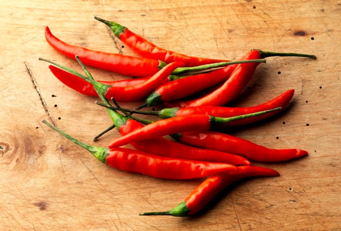 asnjehere-mos-pini-uje-pas-ushqimeve-pikante-ja-pse