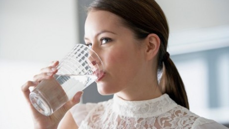 “A mundet që uji i pijshëm të shkaktojë kancer?”