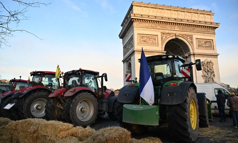 Fermerët francezë bllokojnë rrugët me traktorë në Paris - Alsat