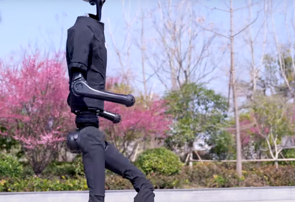 Kina po zhvillon baza trajnimi për robotë humanoide për kushte reale qyteti