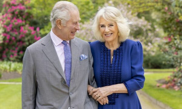 Mbreti Charles i kthehet jetës publike, viziton një qendër për trajtimin e kancerit