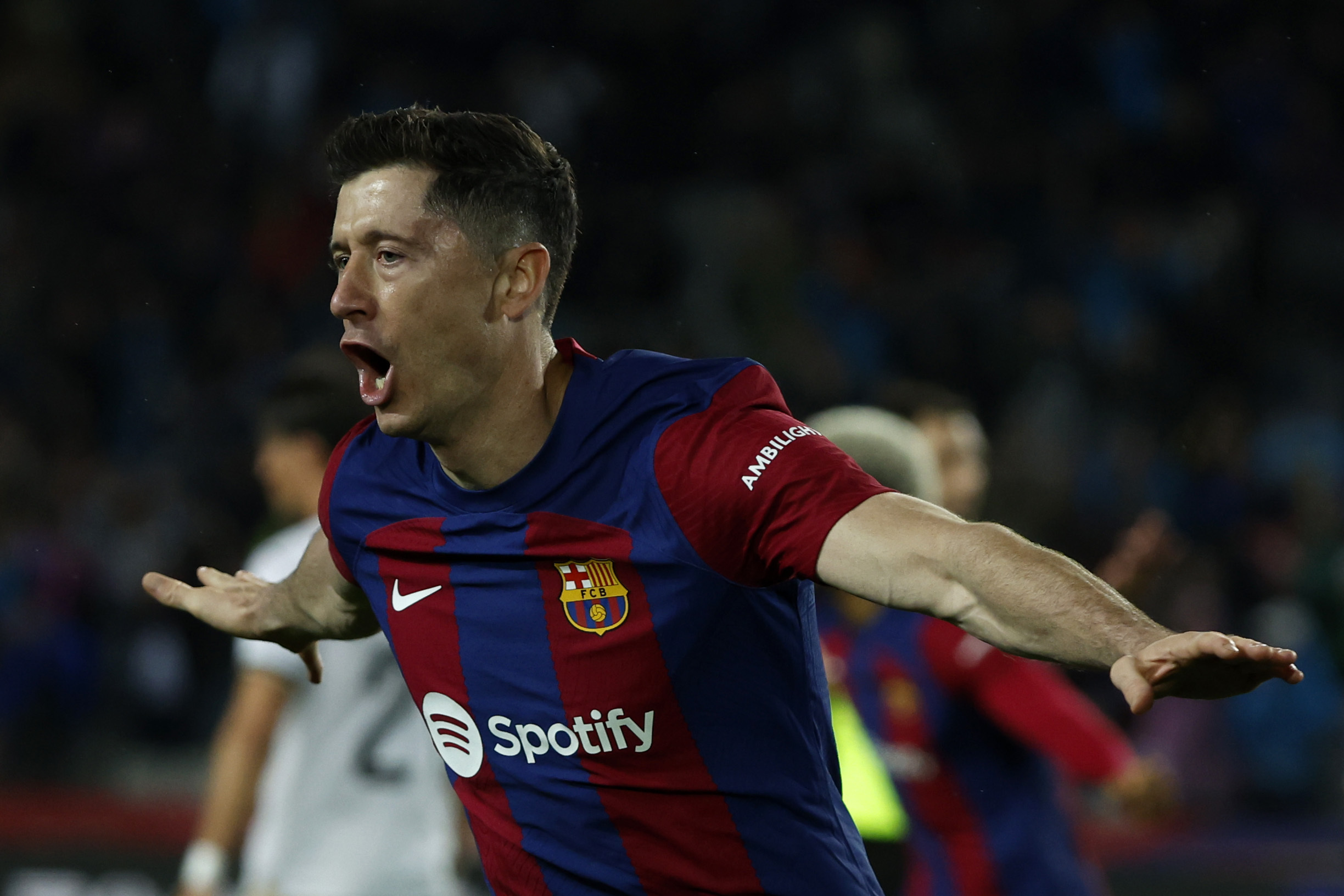 VIDEO / Fiton Barcelona me përmbysje, Levandovski shënon tripletë