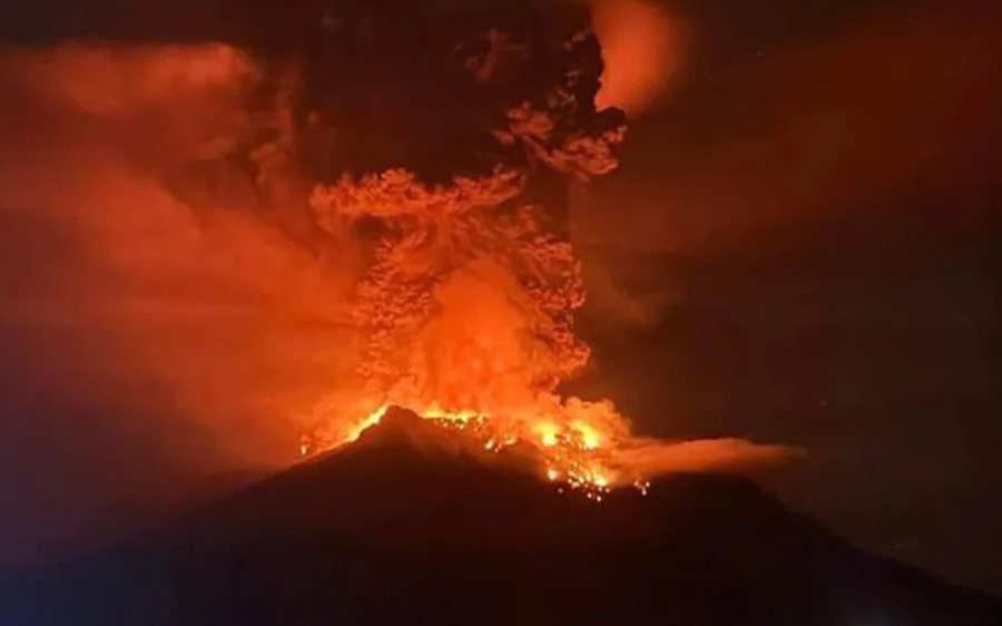 Shpërthen vullkani në Indonezi, evakuohen qindra banorë