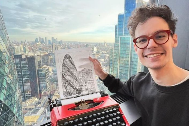 Ky artist krijon vizatime me një makinë shkrimi të vjetër