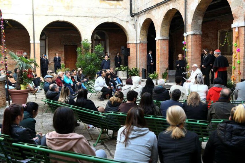 Papa Françesku takon të burgosurit dhe artistët në vizitën e parë në Venedik