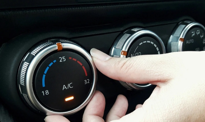 Do të gjobiteni: Ja kur nuk mund të ndizni kondicionerin apo ngrohjen në automjetin tuaj në Gjermani