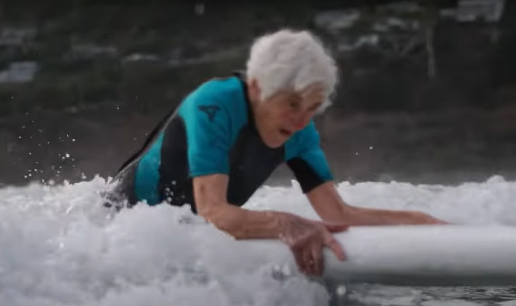 Ndjesi nga Zelanda e Re: Gjyshja Nancy është 92 vjeçe, dhe ajo “kalëron” valët si një vajzë e re