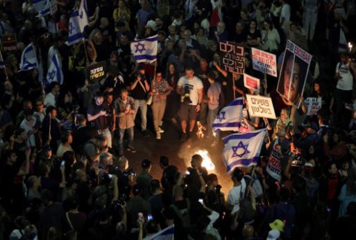 “Lufta nuk është e shenjtë, jeta po”, protesta masive për lirimin e pengjeve dhe armëpushim në Izrael