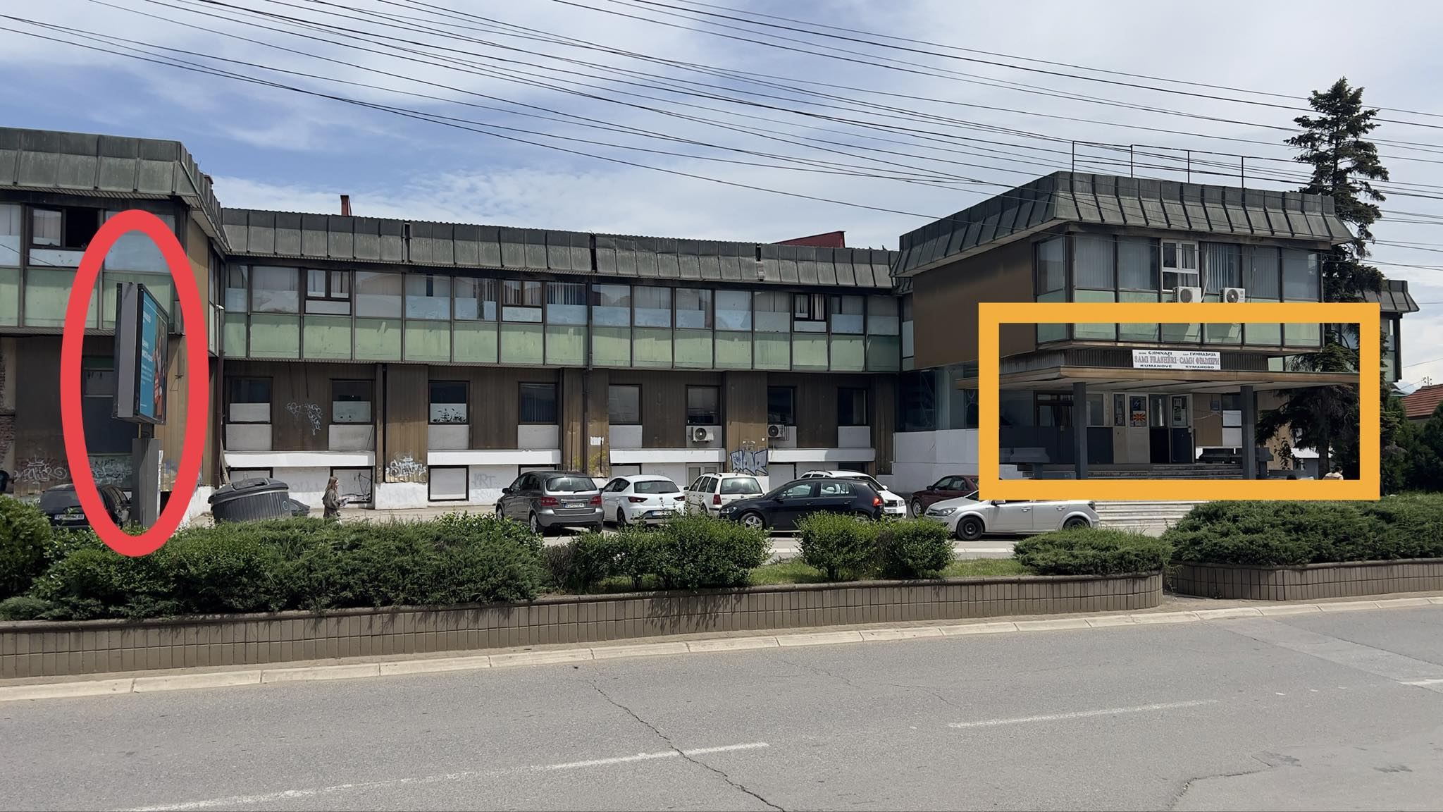 Billbord reklamues nga një parti politike qëndron në oborrin e Gjimnazit të Kumanovës