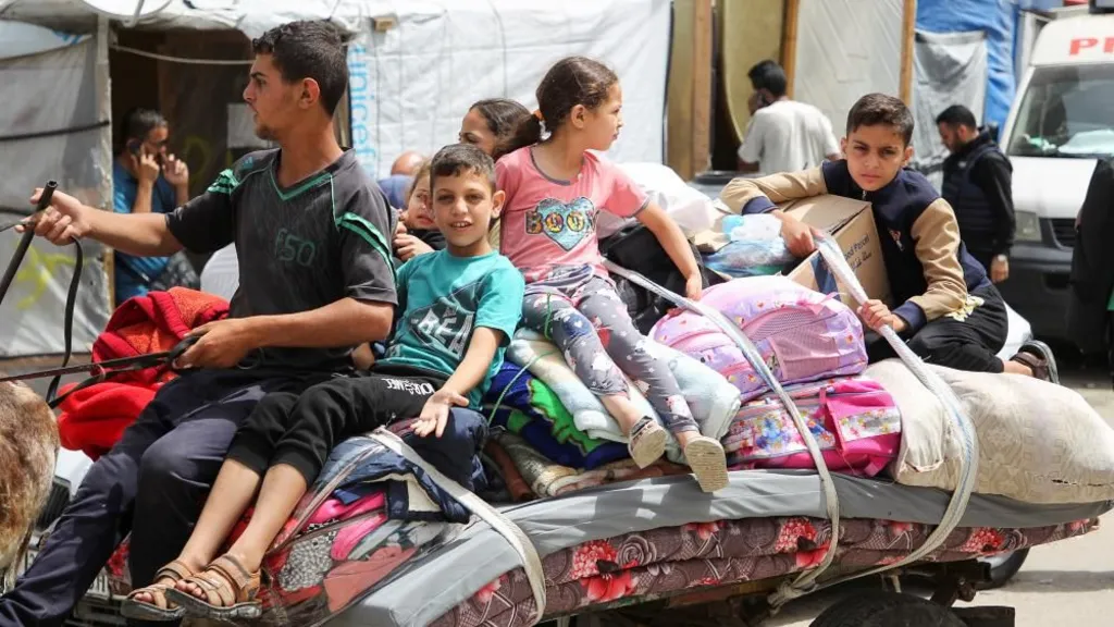 Izraeli urdhëron më shumë evakuime ndërsa luftimet në Rafah intensifikohen