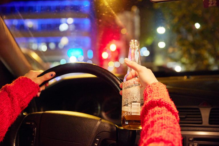 Rreth 4% e shoferëve në Zvicër drejtojnë makinën nën efektin e alkoolit