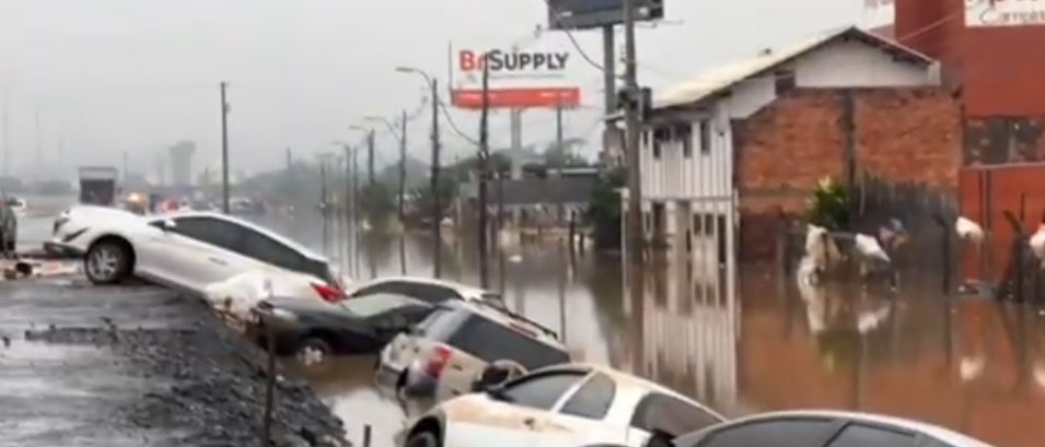 Përkeqësohet situata në Brazil! Rinisin reshjet e shiut, shtëpitë nën pushtetin e ujit