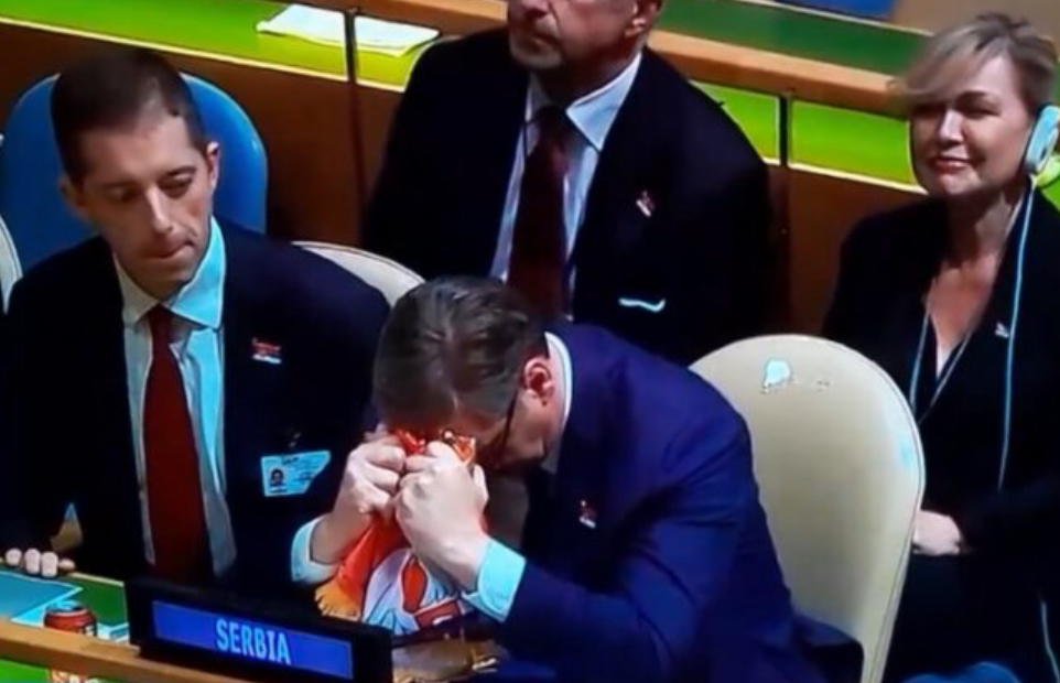 Rezoluta për Srebrenicën/ Vuçiq ‘qanë’ në krahët e Gjuriqit (VIDEO)
