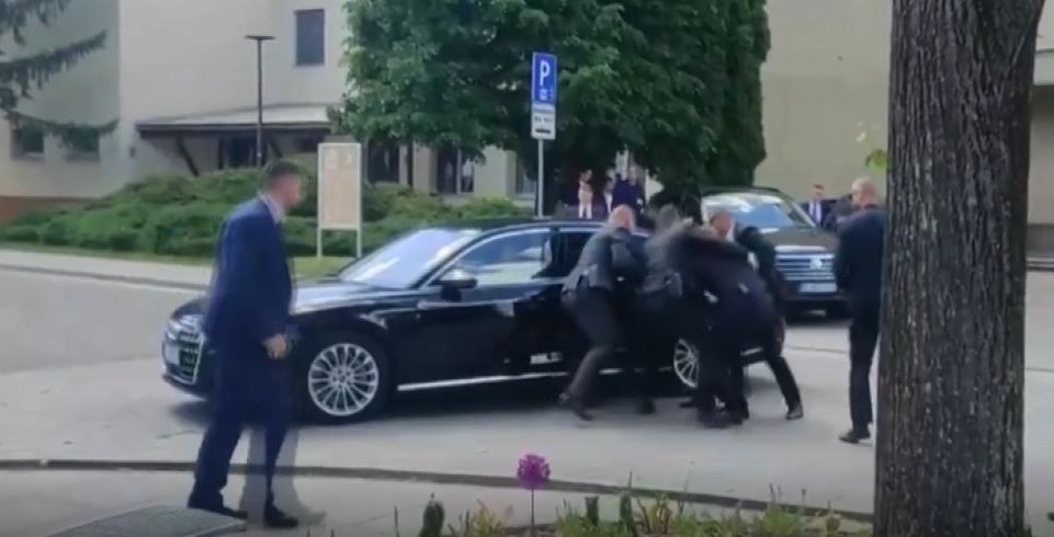 (VIDEO) Atentati ndaj kryeministrit sllovak – momenti kur ai i plagosur futet në makinë dhe i arrestimit të të dyshuarit