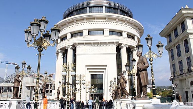 Tre persona janë nën hetim në Shkup, dyshohen për grabitje