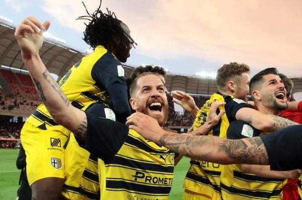 Pas një mungese tre vjeçare, Parma rikthehet në Seria A