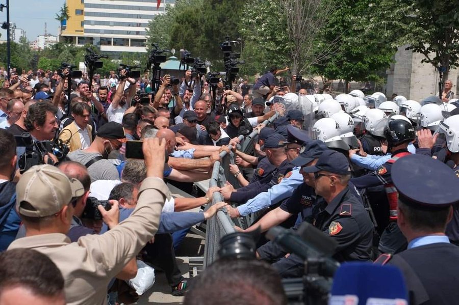 Opozita në Tiranë sërish përballë Bashkisë, Policia e Shtetit me plan masash