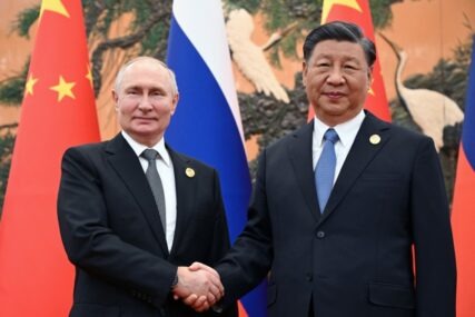 Vladimir Putin mbërrin në Kinë për vizitë shtetërore