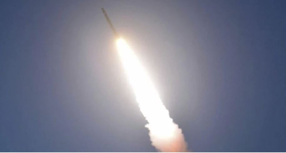 Koreja e Veriut lëshon ​​raketa balistike drejt Detit të Japonisë