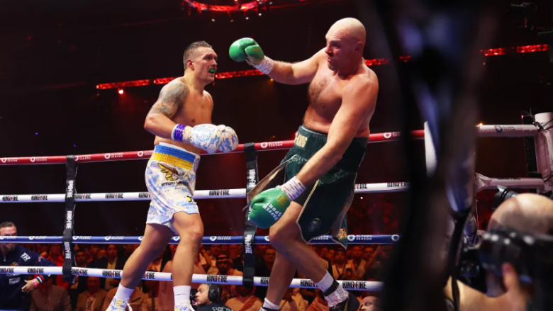 Oleksandr Usyk shpallet kampion i padiskutueshëm i peshave të rënda në boks