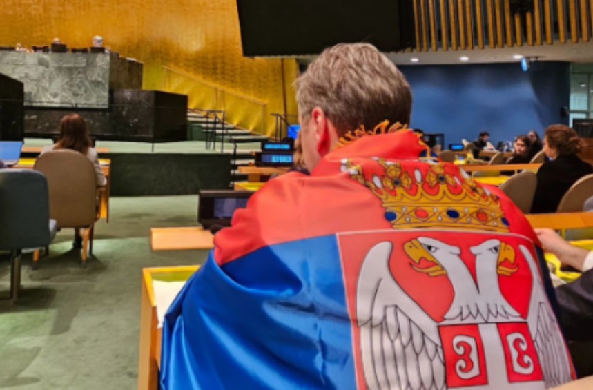 Pas debaklit në Kombet e Bashkuara, Vuçiq mbështillet me flamurin e Serbisë