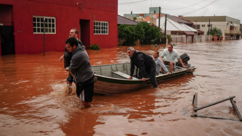 Dhjetëra të vdekur dhe rrugë të kthyera në lumenj: Brazili goditet nga përmbytjet