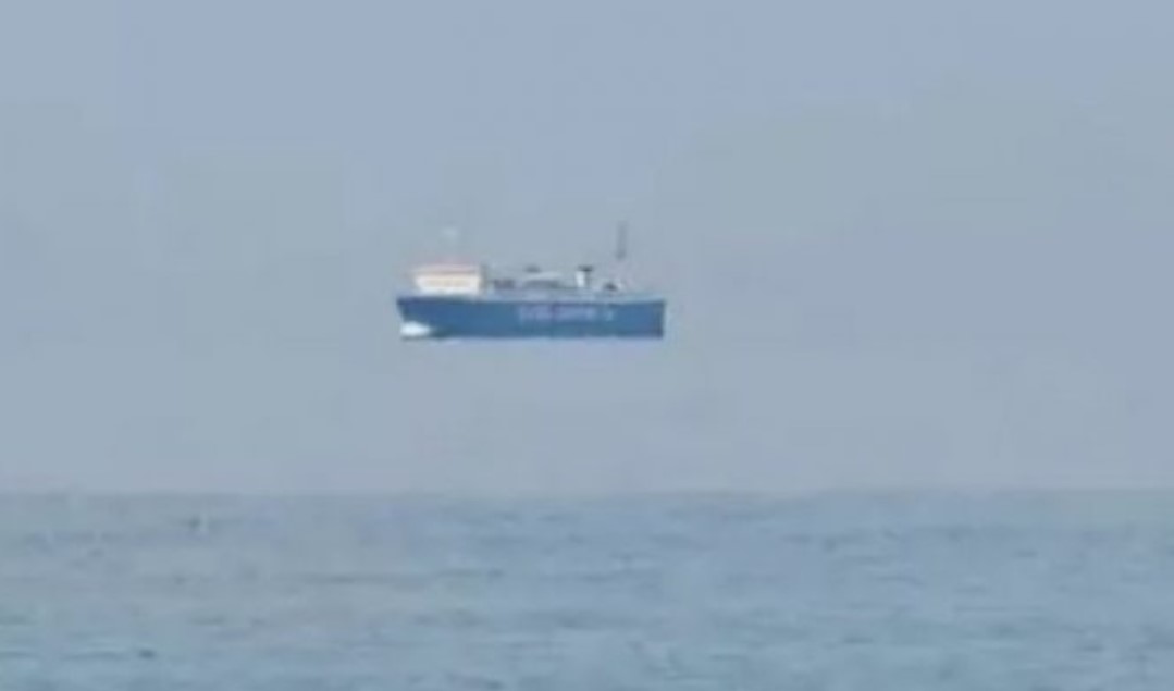 Anija “lundron” mbi det dhe kjo foto nuk është montazh: Njerëzit fërkojnë sytë me mosbesim për shkak të imazhit nga Greqia