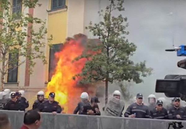 Opozita protestë para bashkisë së Tiranës, flakadanë dhe molotov drejt objektit