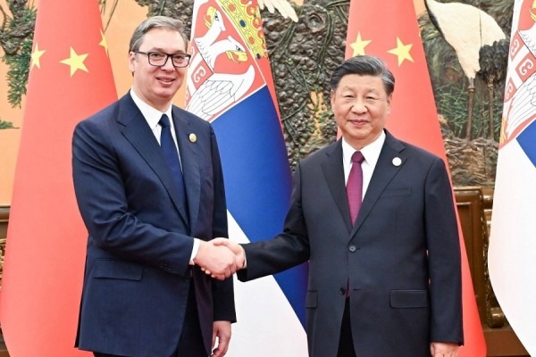 ​Serbia mes Lindjes e Perëndimit: Si po i vendos kundër njëra-tjetrës ShBA-të dhe Kinën?